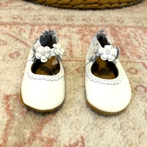 6-12 Month White Floral Robeez Moccasins